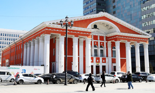 Power struggles dominate ‘leaderless’ theater